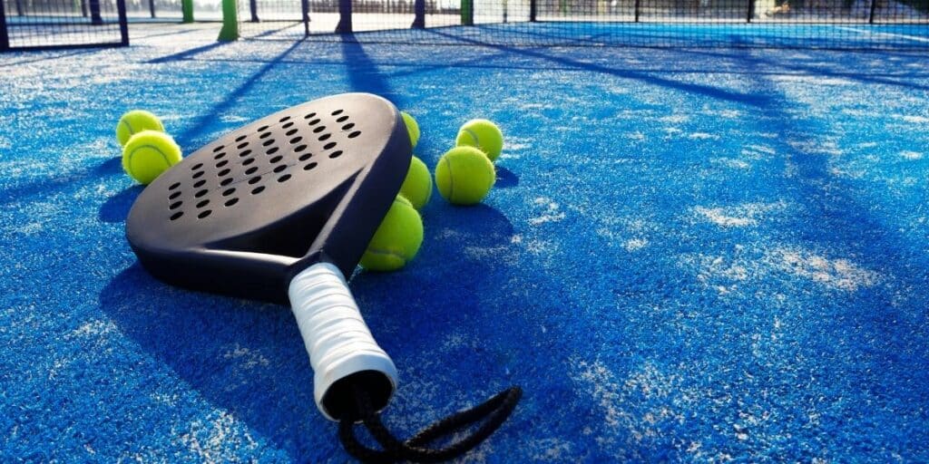 balles et raquette de padel sur un terrain de padel